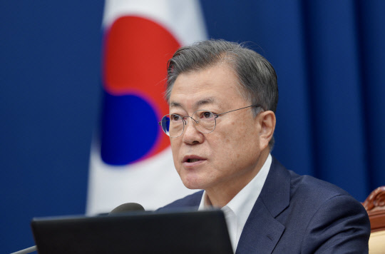 문재인 대통령이 19일 오전 청와대 여민관에서 국무회의를 주재하고 있다. [청와대 제공]